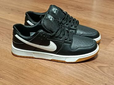 розовые кроссовки: Эркектердин кроссовкасы, 42, Nike, Жаңы, түсү - Кара, Өзү алып кетүү, Акылуу жеткирүү