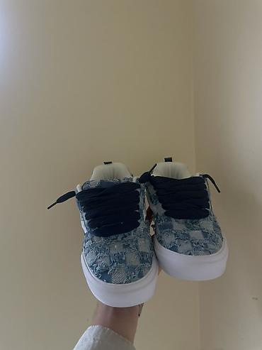 Kişi ayaqqabıları: Vans Old Skool – mavi ağ dama naxışlı, “distressed” denim üstlük - — 1