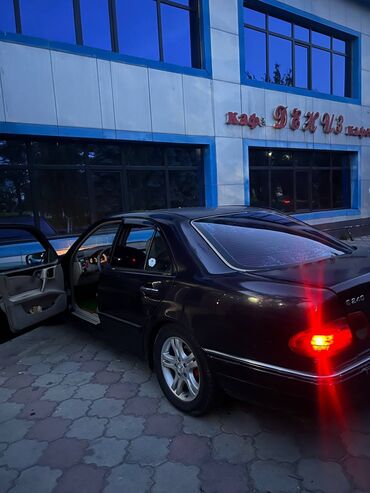 электромобиль byd: Чёрный седан Mercedes-Benz E 240. Автомобиль с серебристыми дисками и