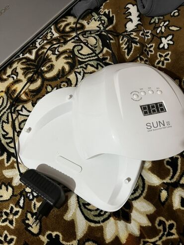 dirnaq aparatı: Dırnaq lakını qurutmaq üçün nəzərdə tutulmuş ağ rəngli "SUN UVLED Nail