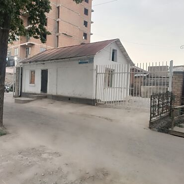магазин жумуш: Участок огорожено металлическим забором с воротами. Перед помишением