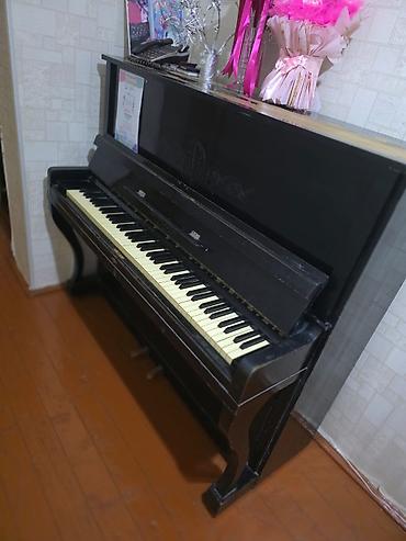 klas 6: Upright pianino – klassik qara korpuslu, dekorativ oyma ön paneli ilə — 1