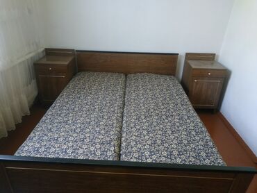 одна спальня: Спальный гарнитур, Двуспальная кровать, Тумба, Б/у