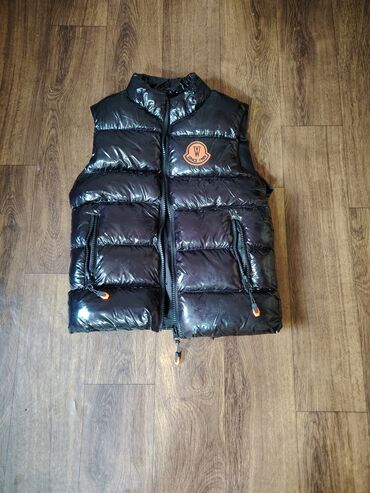 Комплекты одежды: Parlaq qara rəngdə, uşaqlar üçün nəzərdə tutulmuş puffer jilet