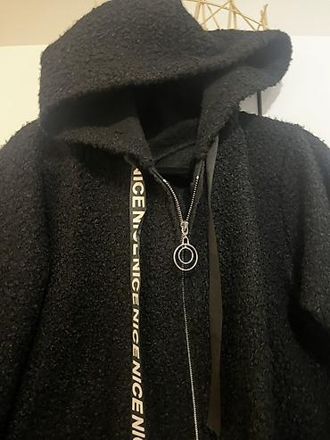 kaputi sa ruskom kragnom: Crni oversized kaput/duks-jakna sa kapuljačom, od mekane boucle — 2