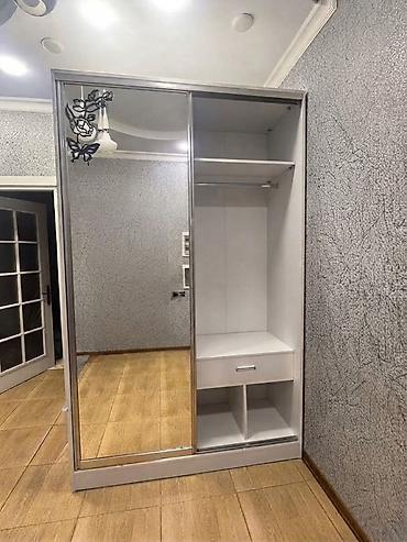Sürgülü qapılı güzgülü şkaf - Rəng: açıq boz/ağ korpus, metalik