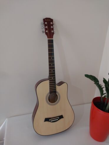 купить детскую гитару: Срочно продаётся акустическая гитара 38 размер в идеальном состоянии