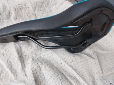 купить камеры на велосипед: Седло для велосипеда IPSXP Sport Saddle, выполненное в спортивном