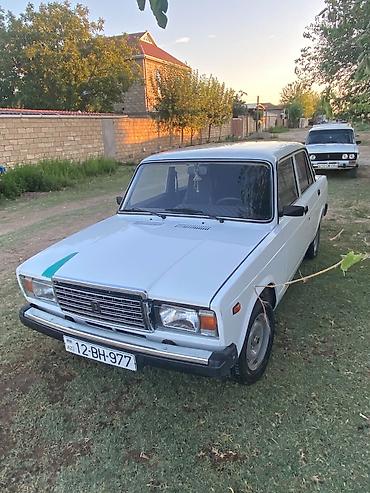 vaz on şuşə: VAZ 2107 “Jiquli” – sedan, ağ rəng.⁸ - Kuzov: 4 qapı, klassik künclü — 1