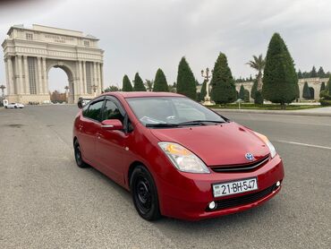 Toyota: Toyota Prius (ikinci nəsil) – hibrid hetçbek - Rəng: qırmızı - Kuzov — 4