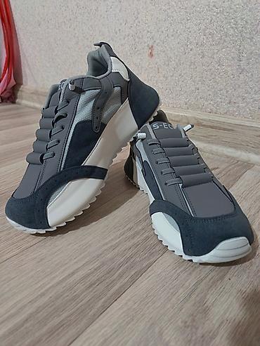 brend krasofkalar: Unisex idman ayaqqabısı – boz və tünd-boz tonlarda, ağ altlıqla — 2