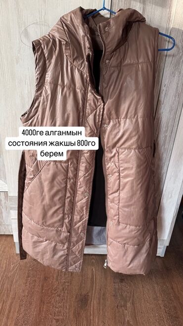 термо спорт: Удлиненный женский жилет бежевого цвета с наполнителем. Застегивается