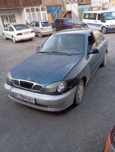 срочно продам авто в связи с переездом: Седан Daewoo Lanos синего цвета, оснащенный четырьмя дверями