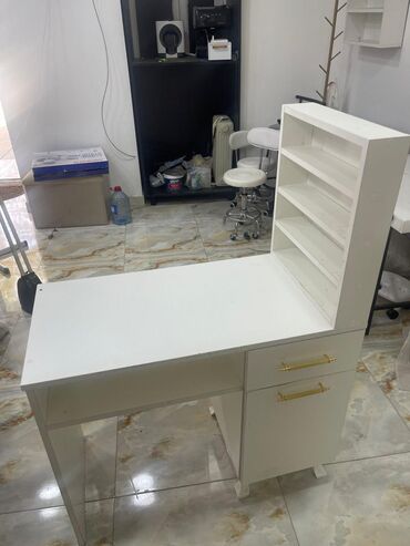 Ev üçün mebel: Nigar3. 4 ədəd Dırnağ masası satılır yaxşı vəziyyətdədirlər. 1
