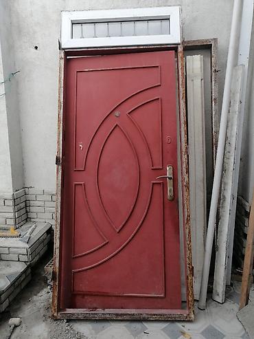 Metal giriş qapısı və üst transom şüşəsi - Material: polad/metal