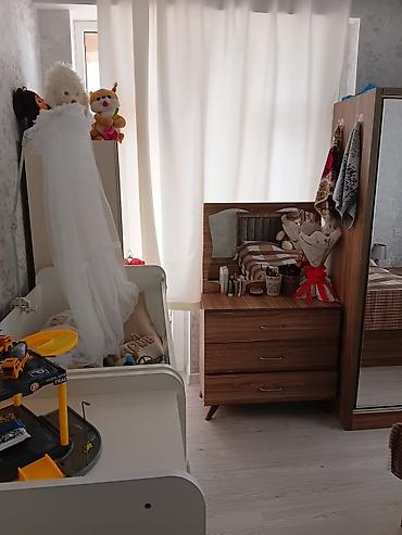 sumqayit 34 cu mehelle: Ev sarayda yerləşir. Mənzildə konditsaner, kombi sistemi, otaqlarda — 4