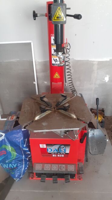 Avtoservis avadanlıqları: Euromax avtomobil qaldıranı (hidravlik, iki postlu tip). Qırmızı metal — 9