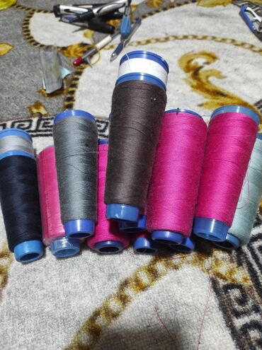 Аксессуары для шитья: Продаю ножницы для швейной работы в количестве 20 штук и нитки в