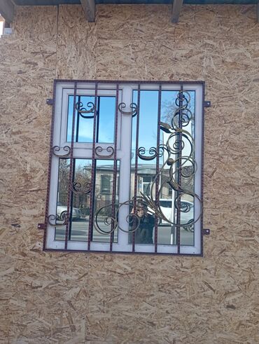 Откатные ворота: Элегантные кованые ворота черного цвета с изящными золотистыми — 24