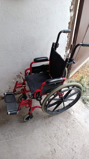 Инвалидные коляски: Детская инвалидная коляска б/у Съемные подножки и подлокотники. Ручки