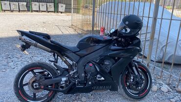 мотоцикл java: Мотоцикл Yamaha R1 черного цвета с матовым покрытием, оснащенный