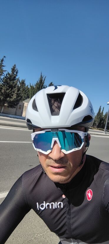 idman aletler: Ağ rəngdə Specialized S-Works velosiped dəbilqəsi. Yüngül və