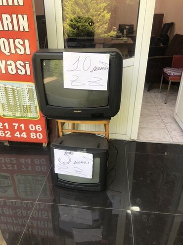 pilazma tv: İki ədəd qara rəngli köhnə televizor. Evdə, bağda və ya ofisdə