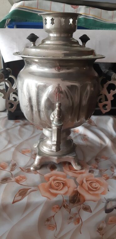 Техника для приготовления еды: Bu metal samovar çay dəmləmək üçün ideal olan ənənəvi bir vasitədir