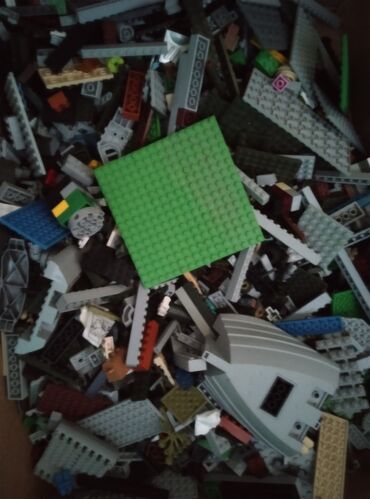 игрушка эшек: Лего 4-5 кг +- коробка из под роликов приерно такое количество тут