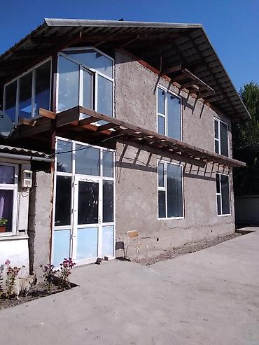 Продажа коттеджей и домов: Продаётся двухэтажный частный дом с большим двором.с. Новопокровка, ул — 1