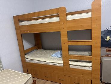Двухъярусная кровать из ЛДСП цвета «бук» с тремя выдвижными ящиками