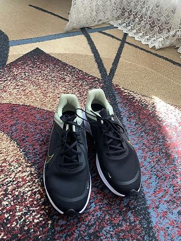 Кроссовки для бега Nike (модель с фирменным “swoosh” в золотистом at lalafo.kg Кроссовки для бега Nike (модель с фирменным “swoosh” в золотистом