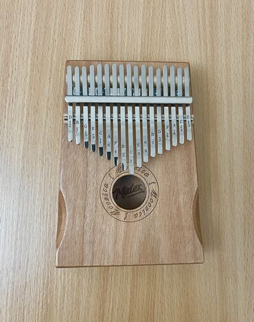 zərb aləti: Kalimba yeni musiqi aləti kökləmək üçün çəkici də var səsi gurdur