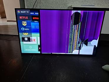smart box: Smart TV LED televizor (təxminən 40–43 düym). Sol tərəfdə menyu — 2