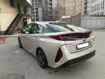 Toyota: Toyota Prius: 2018 г., 1.8 л, Гибрид — 4