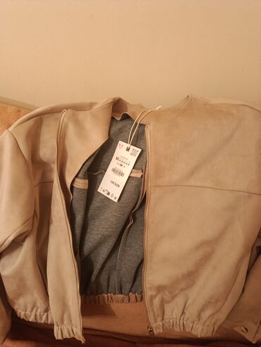 yun jaketlər: Bej rəngli zipperli jaket - Model: dairəvi yaxalı, ön hissədə tam