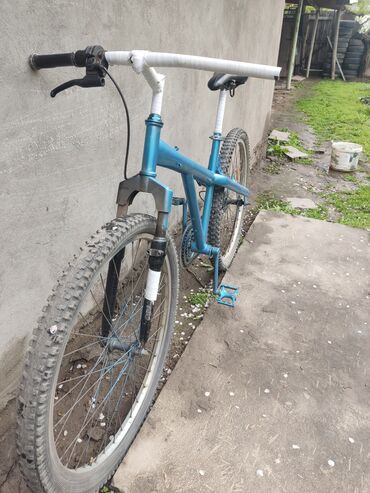 mountain bike велосипед: .BIKE SHIMANO.не родной цвет. колесо 26 размера.тормоз не работает. по