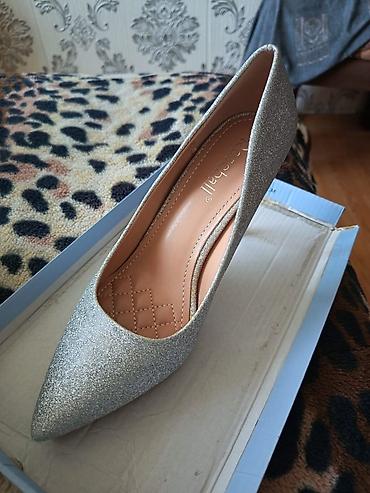 Gümüşü rəngli, parıltılı qadın tuflisi - Model: klassik “pointed toe”