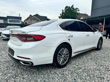 хундай гранд: Белый седан Hyundai Grandeur с тонированными стеклами. Этот автомобиль
