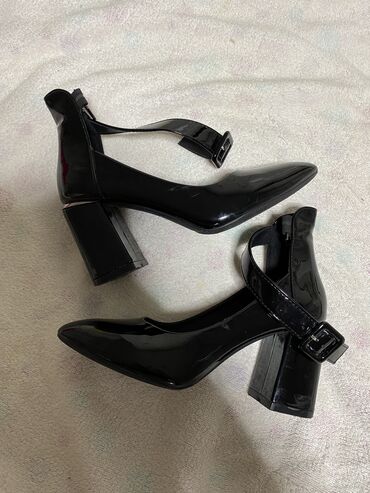 новые туфли: Туфли 34.5, цвет - Черный