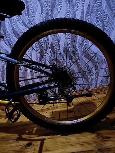 Dağ velosipedləri: Dağ və şəhər sürüşləri üçün uyğun velosiped. Şəkillərdə görünən model — 3