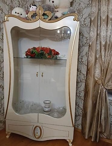 Оборудование для магазинов: Klassik üslubda vitrin şkaf - Rəng: krem və qızılı detallar - — 1