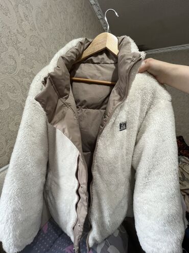 Пуховики и зимние куртки: Двухсторонняя куртка размер 42,44 оверсайз, по поясу есть пятно не