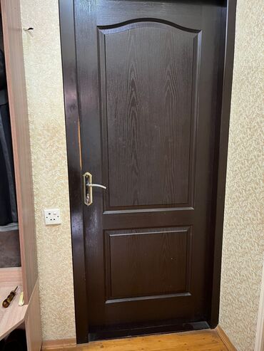 qapi otaq: Qəhvəyi rəngdə olan bu qapı, evinizə klassik və zərif bir görünüş