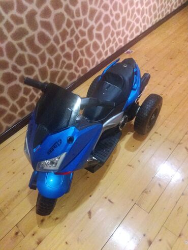 supinatorlu uşaq səndəlləri: Uşaqlar üçün nəzərdə tutulmuş bu elektrik motosiklet mavi rəngdədir