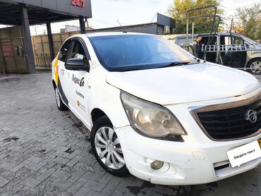 бишкек арзан машина: Белый седан Chevrolet Cobalt, адаптированный для работы в такси, с