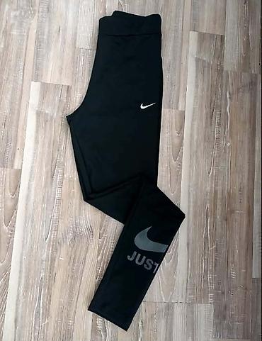 noge: Nike ženske crne helanke visoki struk. - Diskretan Nike Swoosh logotip — 1