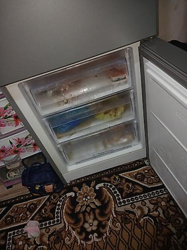 buzxana soyuducu: Buzxana ilə soyuducu kombinə edilmiş ikiqapılı məişət texnikası. - — 2