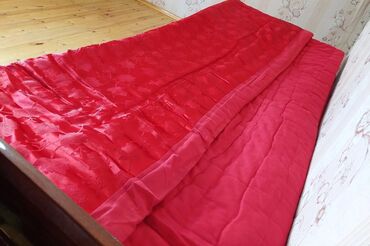 Tekstil: Yorğan qırmızı: 2 ədəddir. Az istifadə olunub. İçərisi yundur