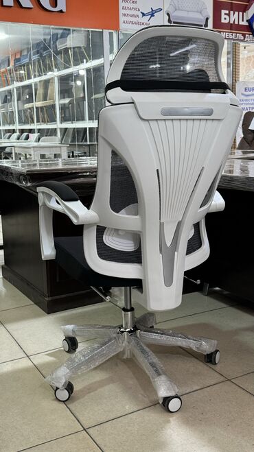 Офисные кресла: Офисное кресло с откидной спинкой и сетчатой обивкой обеспечивает — 7